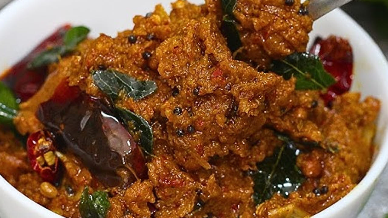 వేయించిన ఈ మిశ్రమాన్ని తీసుకుని ఫ్యాన్ కింద చల్లార్చిన తర్వాత కొద్దిగా ఉప్పు మిక్సీలో పట్టుకోవాలి. చివర్లో దీనిని పోపు పెట్టుకోవాలి. నూనెలో అర టీ స్పూన్ ఆవాలు, అర టీ స్పూన్ జీలకర్ర, కరివేపాకు కూడా వేసి పచ్చడి మిశ్రమంలో కలుపుకోవాలి.