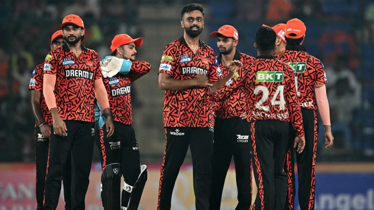 ఐపీఎల్లో అత్యల్ప స్కోరు రికార్డు 49 పరుగులు. దీనిని ఆర్సీబీ, కేకేఆర్పై నెలకొల్పింది. అయితే, ఈ రికార్డు బద్దలు కొట్టలేనిది కాదు. ఐపీఎల్ 2026లో ఏ జట్టుకైనా ఒక చెడ్డ రోజు ఎదురైతే, వారు ఆర్సీబీ అత్యల్ప స్కోరు కంటే కూడా తక్కువ స్కోరుకు పడిపోయే అవకాశం ఉంది.