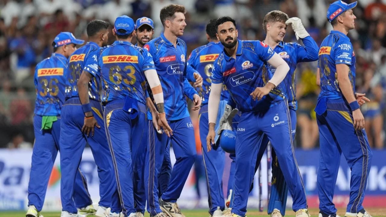 ఒకే ఐపీఎల్ సీజన్లో అత్యధిక పరుగులు చేసిన రికార్డు విరాట్ కోహ్లీ పేరిట ఉంది. అతను ఐపీఎల్ 2016లో 973 పరుగులు చేశాడు. ఆ రికార్డు 10 ఏళ్లుగా చెక్కుచెదరకుండా ఉంది. అయితే, ఐపీఎల్ 2026లో ఈ రికార్డు బద్దలవుతుందని గ్యారెంటీ లేదు.