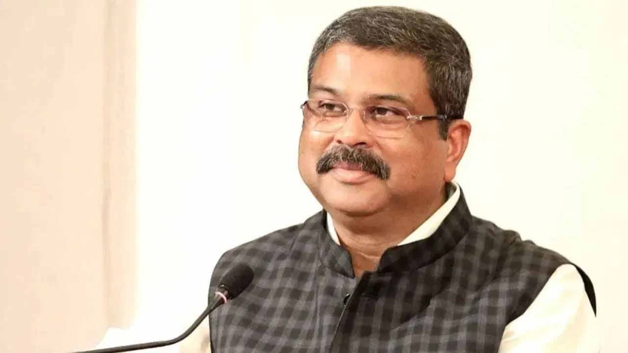 ఆర్జీ కార్ బాధితురాలి తల్లికి బీజేపీ టికెట్.. రత్న దేబ్నాథ్ ఆడబిడ్డల గొంతుక అవుతారుః కేంద్ర మంత్రి