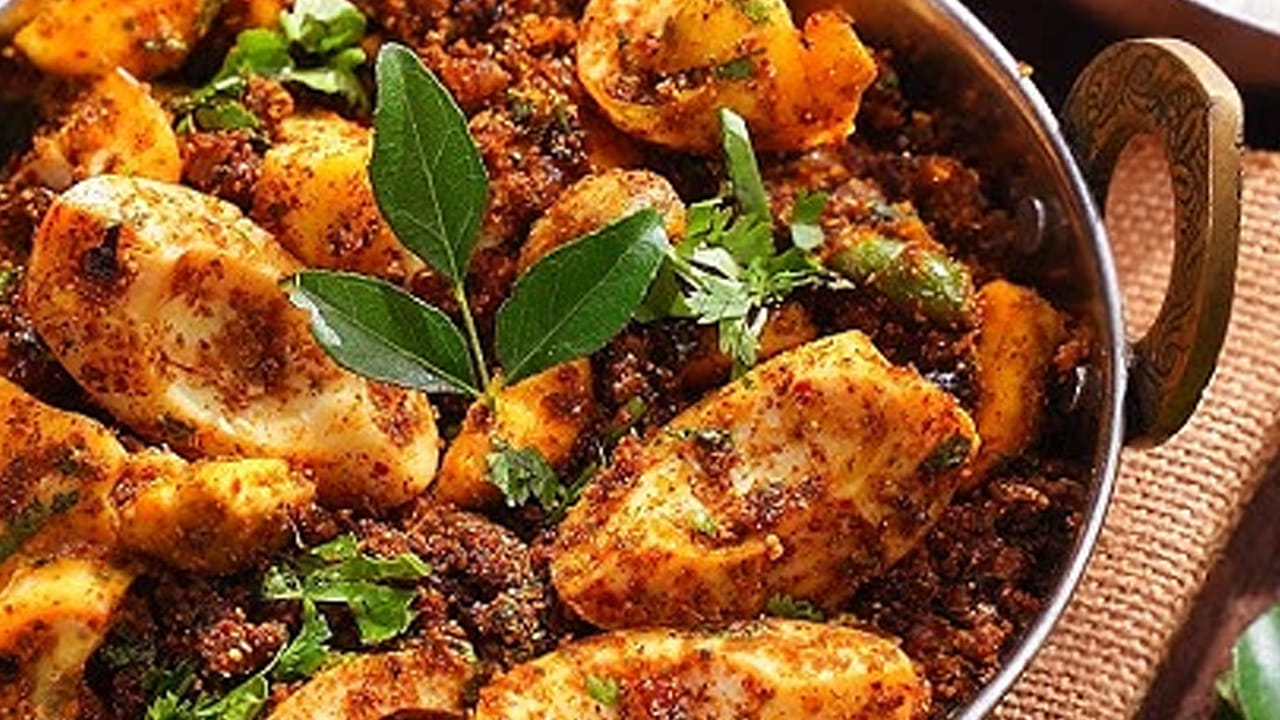 ఉల్లిపాయ ముక్కలు మగ్గిన తర్వాత దానిలో అర టీ స్పూన్ పసుపు, ఒక టేబుల్ స్పూన్ కారం, కొద్దిగా ఉప్పు, మసాలా పొడి వేసి కలుపుకోవాలి.