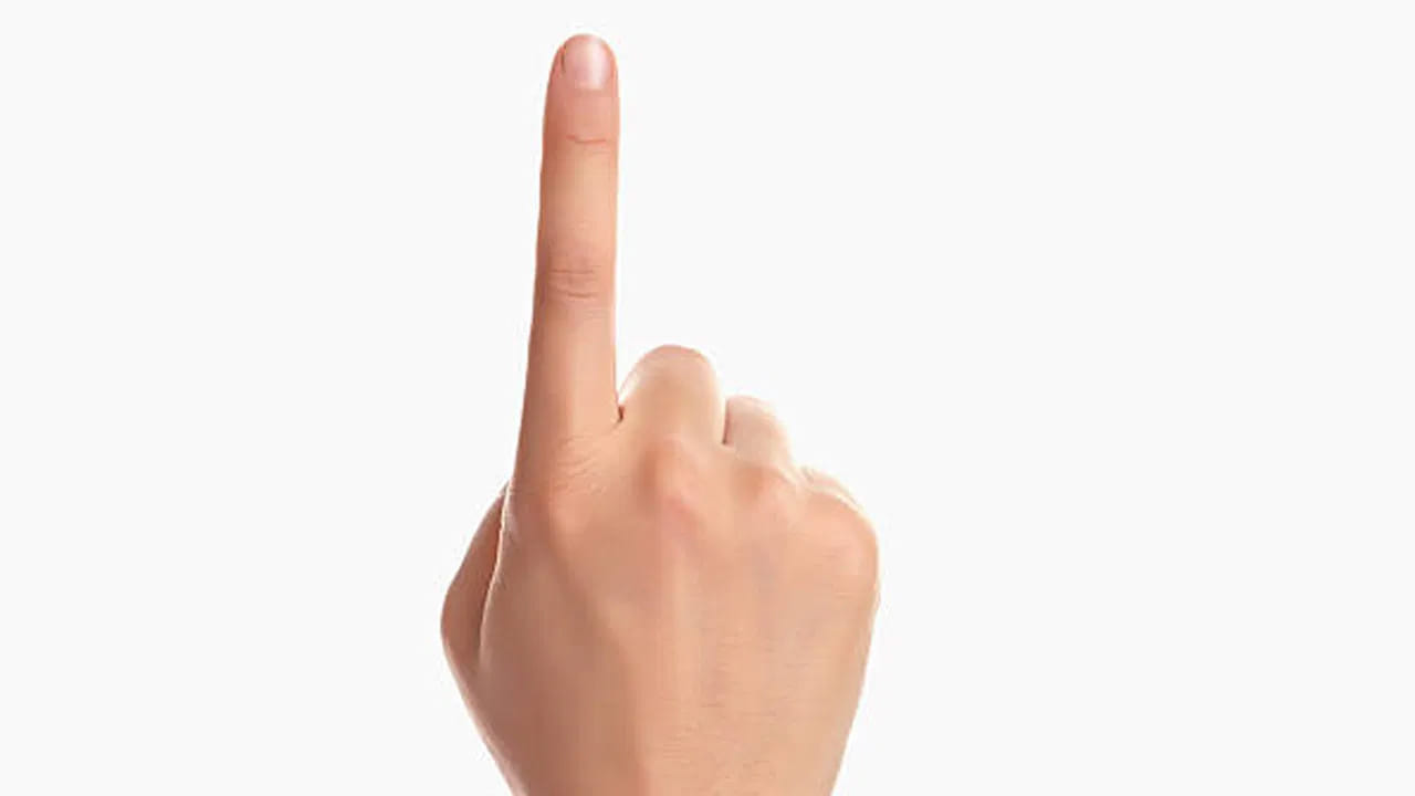 అదే విధంగా ఎవరి చూపుడు వేలు అయితే మందంగా, గోరు చాలా వెడల్పుగా ఉంటుందో, వారు చాలా మంచివారు. వీరు మంచి మనసు కలవారు, సమాజిక సేవ చేయడంలో వీరు ముందుంటారు. తమ కంటే ఇతరుల గురించే ఎక్కువ ఆలోచించే స్వభావం కలిగి ఉంటారు.