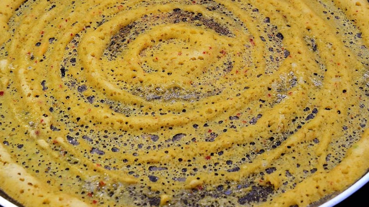 నీరు పోయడం: ఈ పిండిలో తగినంత నీరు పోసి , దోశ పిండి లాగా జోరుగా కలుపుకోవాలి. ఇలా చేస్తే పెనంపై దోస పలుచగా వేయడానికి ఈజీగా ఉంటుంది. కాబట్టి, ఈ పిండిని ఉండలు లేకుండా మంచిగా కలుపుకోవాలి.