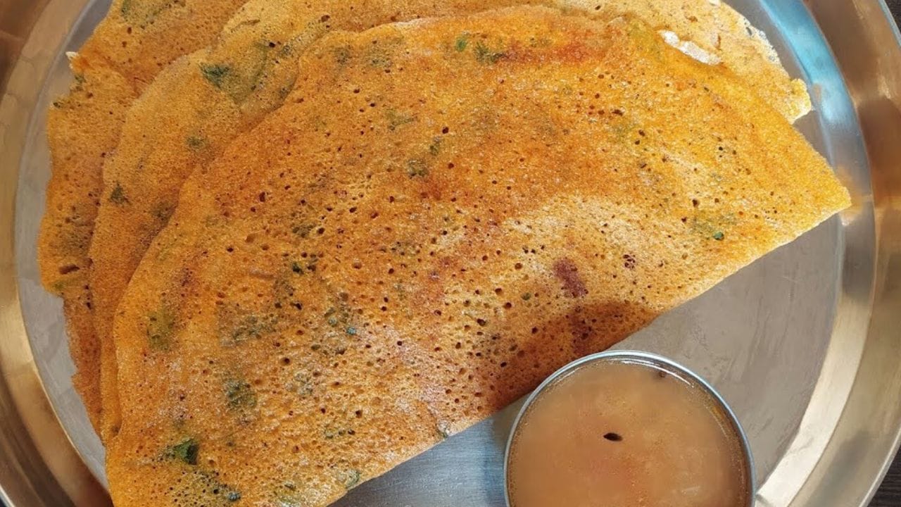 పిండి ఈ విధంగా కలుపుకోవాలి: ఒక గిన్నెలో తురిమిన క్యారెట్, ఒక టేబుల్ స్పూన్ అల్లం పేస్ట్ , పచ్చిమిర్చి ముక్కలు , ఒక టేబుల్ స్పూన్ జీలకర్ర, ఒక కప్పు ఉల్లిపాయ ముక్కలు, అర కట్ట కొత్తిమీర, రుచికి సరిపడా ఉప్పును వేసి  మిక్స్ అయ్యేలా కలుపుకుంటాను.