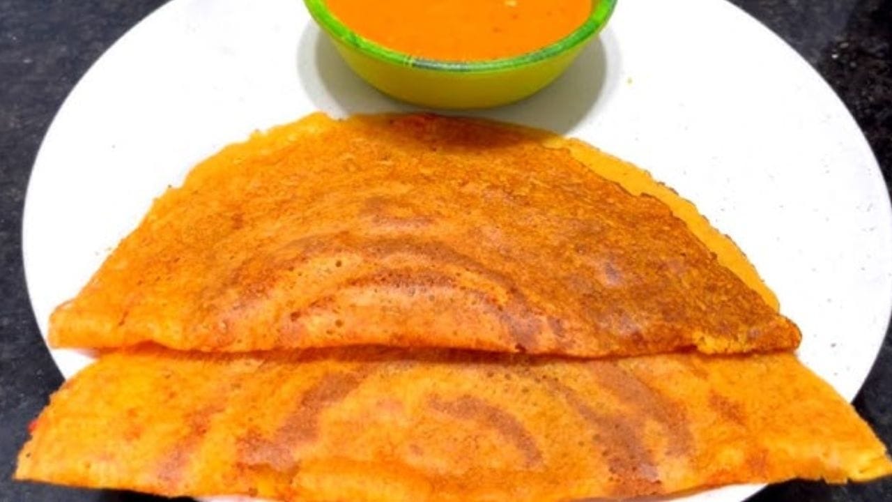 కావాల్సిన పదార్ధాలు : ఒక కప్పు బియ్యం పిండి, ఒక కప్పు తురిమిన క్యారెట్ ముక్కలు, రెండు గ్లాస్ ల నీళ్ళు, ఒక టేబుల్ స్పూన్ అల్లం పేస్ట్, 4 పచ్చిమిర్చి, అర టేబుల్ స్పూన్ జీలకర్ర, ఒక కప్పు ఉల్లిపాయ ముక్కలు, అర కట్ట కొత్తిమీర, రుచికి తగినంత ఉప్పు, మూడు టేబుల్ స్పూన్స్ నూనెను తీసుకోవాలి.