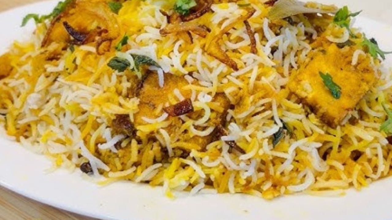 ఆ తర్వాత కుక్కర్లో అర కప్పు నూనె వేసి, అది కాగిన తర్వాత దానిలో నాలుగు బిర్యానీ ఆకులు, మూడు లవంగాలు, నాలుగు యాలకులు, ఒక దాల్చిన చెక్క వేసి బాగా వేయించాలి. ఆ తర్వాత ఉల్లిపాయలు కూడా వేసి బంగారు కలర్ వచ్చే బాగా వేయించాలి.