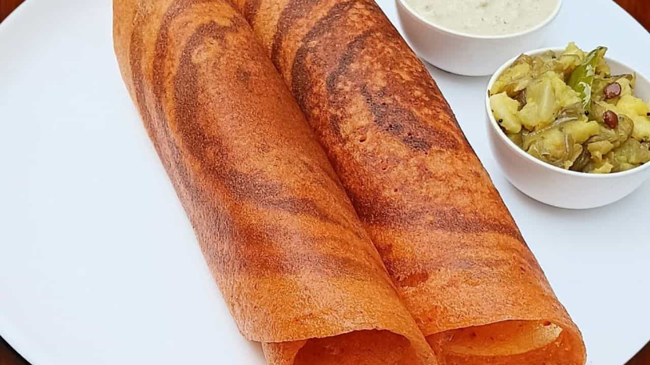 దోశను రెండు వైపులా కాల్చుకోవాలి : పెనం పై దోశ లాగా పోసి అది ఒక వైపు కాలిన తర్వాత, రెండో వైపు కూడా బాగా బాగా కాల్చుకోవాలి. ఇలా కాల్చిన దోశను ఒక ప్లేట్ లోకి తీసుకోవాలి.