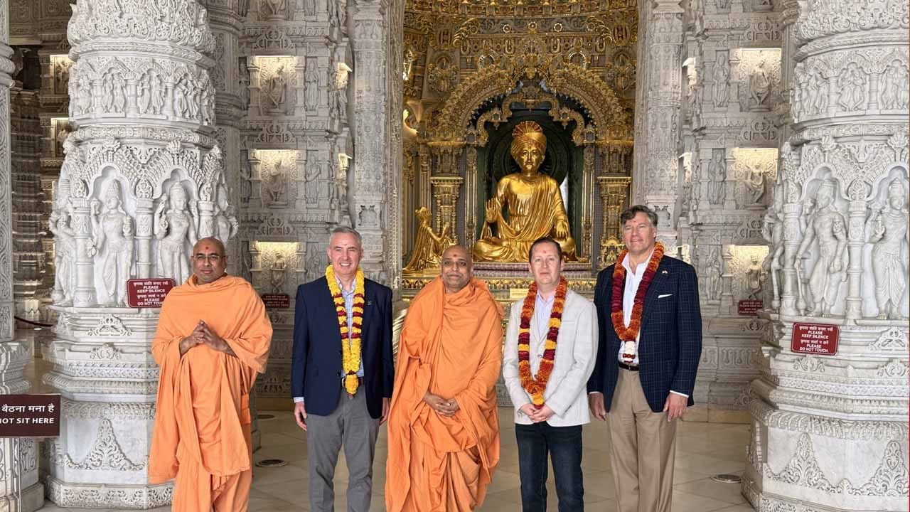 అక్షరధామ్ ఆశ్రమంలో ఘనంగా రంగుల కేళి.. హోలీ వేడుకలకు అమెరికా రాయబారి సెర్గియో గోర్ హాజరు