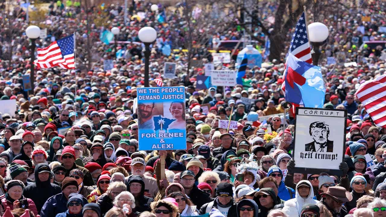 సొంత దేశంలోనే చుక్కలు చూస్తున్న డొనాల్డ్ ట్రంప్.. 'రాజులు వద్దు' అంటూ కదంతొక్కిన అమెరికా జనం!