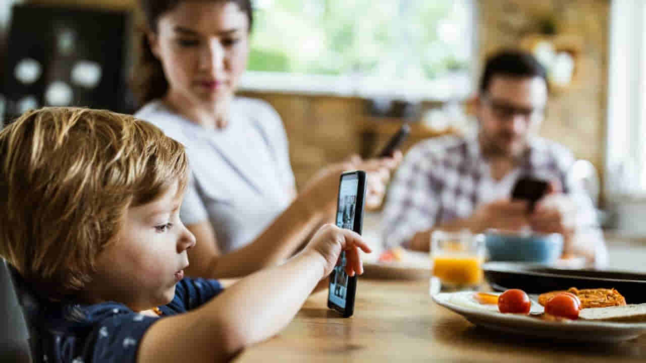 భోజనం చేసేటప్పుడు మొబైల్ ఫోన్ చూస్తూ తినే అలవాటు మీకూ ఉందా? ఇది తెలుసుకోండి..