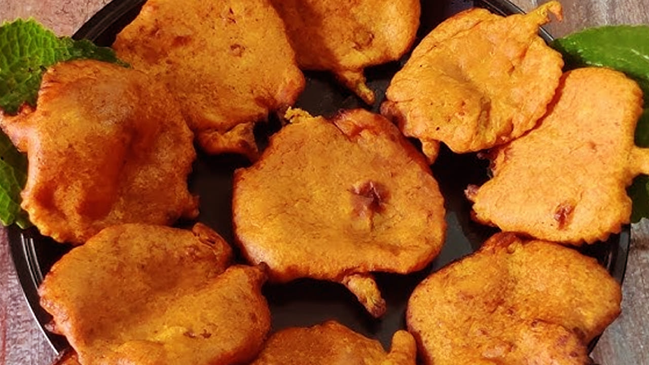 ముందుగా వామాకులను నీటితో శుభ్రపరిచి కడిగి ఒక ప్లేట్ లో పెట్టుకోవాలి. ఆ తర్వాత  గిన్నెలో శనగపిండి, రుచికి సరిపడా ఉప్పు, కొద్దిగా కారం, అర టీ స్పూన్ వాము, ఉల్లిపాయలు ముక్కలు వేసి బాగా కలపాలి.