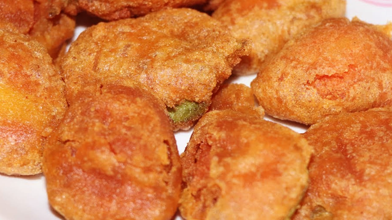 ఒక గ్లాస్  నీళ్లు పోస్తూ, పచ్చి మిర్చి పకోడీ పిండిలాగా మిక్స్ అయ్యేలా కలుపుకోవాలి.  ఇలా కలిపితే పకోడీ బాగా వస్తుంది. 