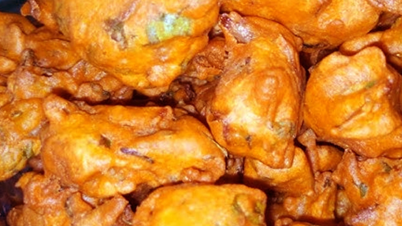 వేయించిన వాటిని ఒక ప్లేట్ లోకి తీసుకోండి. అంతే, వేడి వేడి వామాకుల పకోడీలు రెడీ. వీటిని తింటే మలబద్దకం సమస్య తగ్గుతుంది. 
