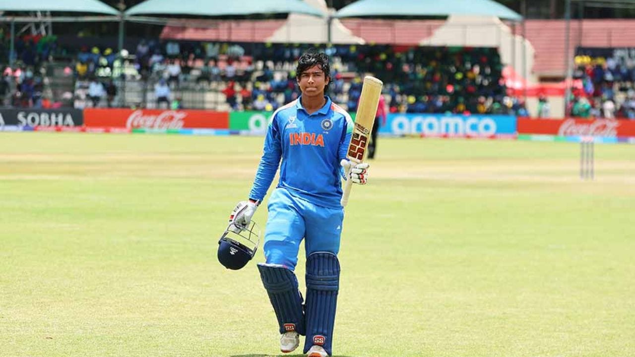 Vaibhav Suryavanshi: ఐపీఎల్ వైభవ్ సూర్యవంశీ క్రికెట్ ప్రపంచంలో ఒక అసాధారణ ప్రతిభగా ఎదిగాడు. ఐపీఎల్ 2026 లో రాజస్థాన్ రాయల్స్ తరపున కేవలం 14 ఏళ్ల 23 రోజుల వయసులోనే అరంగేట్రం చేసి చరిత్ర సృష్టించాడు. తన మొదటి మ్యాచ్ లోనే శార్దూల్ ఠాకూర్ వేసిన తొలి బంతికే సిక్సర్ కొట్టి అందరినీ ఆశ్చర్యపరిచాడు. కేవలం మూడో ఐపీఎల్ మ్యాచ్ లోనే గుజరాత్ టైటాన్స్ పై 35 బంతుల్లోనే సెంచరీ బాది యూసుఫ్ పఠాన్ పేరిట ఉన్న ఫాస్టెస్ట్ సెంచరీ రికార్డును బద్దలు కొట్టాడు.