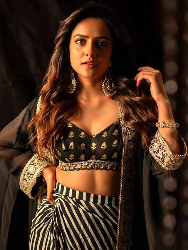 ఏం మేకోవర్ భయ్యా.. తేనే కళ్లతో మత్తెక్కిస్తోన్న సింగారి చిన్నది..