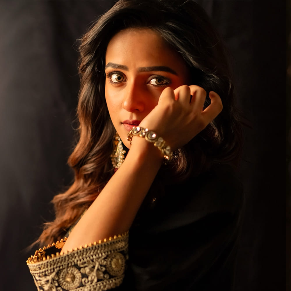 యూట్యూబ్ లో ఈ అమ్మడికి మంచి క్రేజ్ ఉంది. ముఖ్యంగా షణ్ముక్ జస్వంత్ తో కలిసి ఆమె చేసిన సాఫ్ట్ వేర్ డెవలపర్ సిరీస్ ఏ స్థాయిలో విజయం సాధించిందో చెప్పక్కర్లేదు. ఆ తర్వాత నెమ్మదిగా సినిమాల్లో చిన్న చిన్న పాత్రలు పోషించింది.