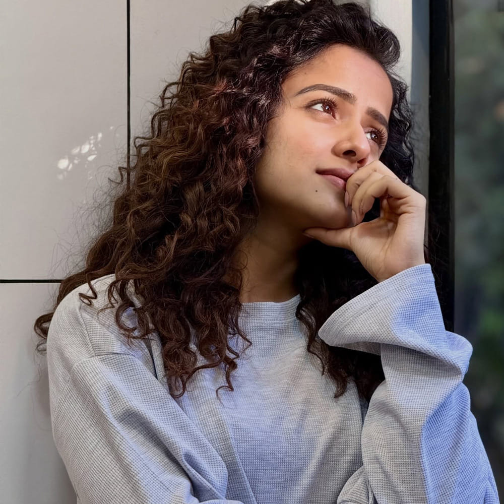 ఆ తర్వాత నెమ్మదిగా సినిమాల్లో చిన్న చిన్న పాత్రలు పోషించింది. షార్ట్ ఫిల్మ్స్, సినిమాలు, ఇన్ స్టా రీల్స్ ద్వారా భారీ ఫ్యాన్ బేస్ సంపాదించుకుంది. బేబీ సినిమాతో కథానాయికగా తెరంగేట్రం చేసింది. ఆనంద్ దేవరకొండ నటించిన ఈ సినిమా బ్లాక్ బస్టర్ హిట్టయ్యింది.