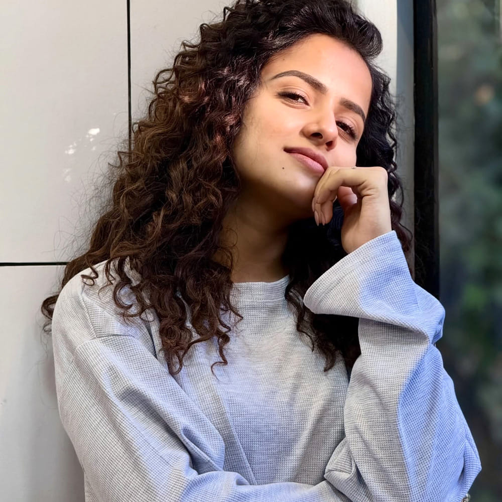 ఈ సినిమాతో వైష్ణవి చైతన్య ఓవర్ నైట్ స్టార్ అయిపోయింది. బేబీ సినిమాతో టాలీవుడ్ లో క్రేజీ హీరోయిన్ స్టార్ స్టేటస్ సంపాదించుకున్న వైష్ణవికి.. ఆ తర్వాత తెలుగులో వరుస అవకాశాలు క్యూ కట్టాయి. బేబీ తర్వాత లవ్ మీ, జాక్ వంటి చిత్రాలతో ఆకట్టుకుంది.