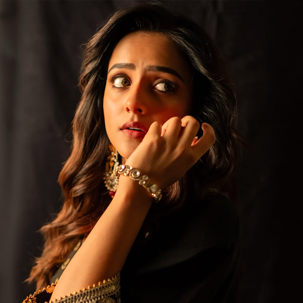 బేబీ తర్వాత లవ్ మీ, జాక్ వంటి చిత్రాలతో ఆకట్టుకుంది. ప్రస్తుతం చేతిలో మరిన్ని చిత్రాలతో బిజీగా ఉంది. పదిహేనేళ్ల వయసులోనే నటిగా అవకాశాల కోసం ప్రయత్నాలు స్టార్ట్ చేసింది వైష్ణవి. ఇక ఇప్పుడు ఎపిక్ అనే సినిమా చేస్తుంది ఈ అమ్మడు. ఈ సినిమాలో ఆనంద్ దేవరకొండ హీరోగా నటిస్తుంది.  