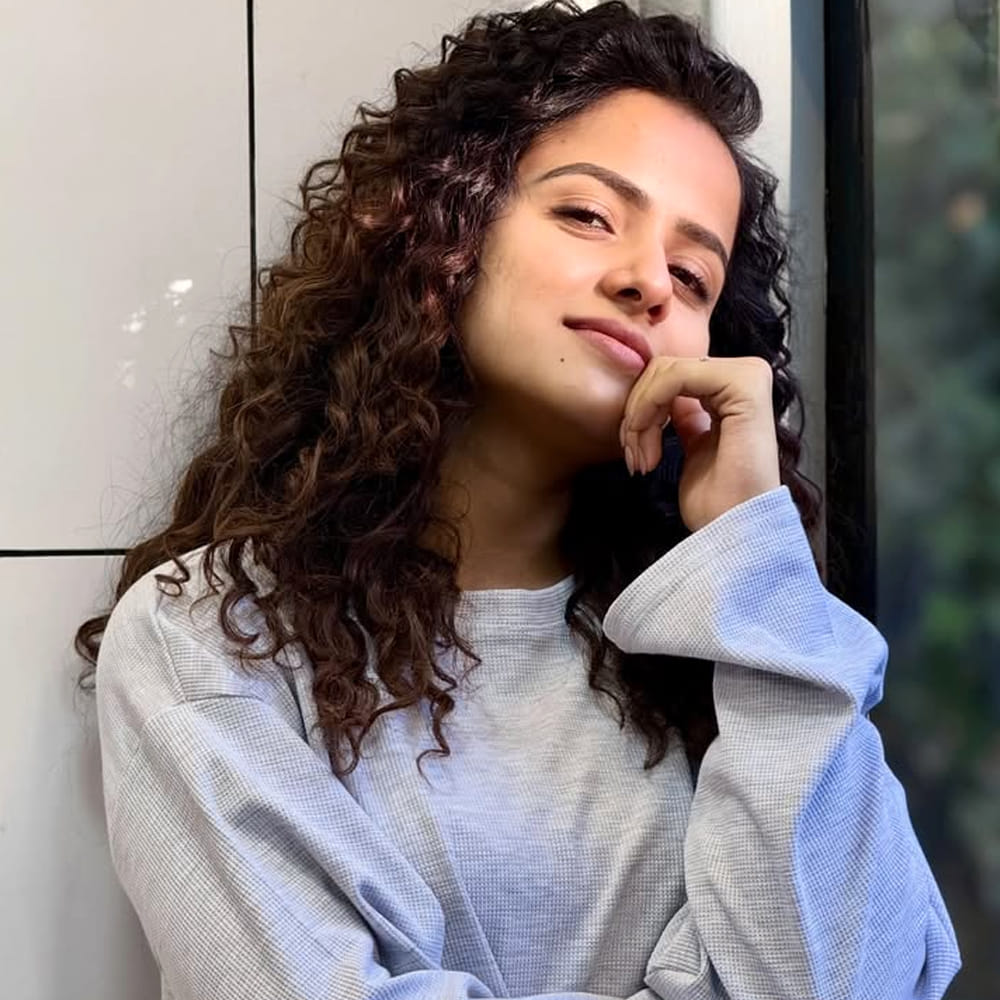 హీరోయిన్ రేంజ్ అందంతో ఈ కుర్రది కుర్రాళ్ల గుండెల్లో బాణాలు గుచ్చింది. కెరీర్ బిగినింగ్ లో పలు సినిమాల్లో చిన్న చిన్న పాత్రలు చేసి మంచి మార్కులు కొట్టేసింది. ఆతర్వాత హీరోయిన్ గా మారి సినిమాలు చేస్తుంది. బేబీ సినిమాతో హీరోయిన్ గా మారింది వైష్ణవి.