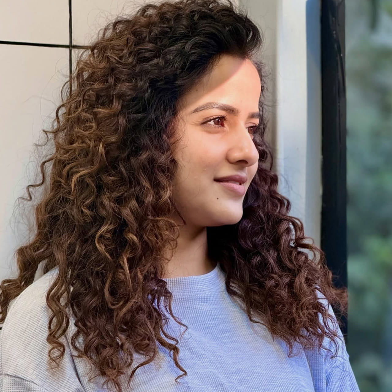 వైష్ణవి చైతన్య.. తెలుగు సినీప్రియులకు ప్రత్యేకంగా పరిచయం అక్కర్లేని పేరు. నటనపై ఆసక్తితో సినీరంగంలోకి అడుగుపెట్టింది. మొదట్లో చిన్న చిన్న షార్ట్ ఫిల్మ్స్ ద్వారా యూట్యూబ్ లో గుర్తింపు తెచ్చుకుంది. ముఖ్యంగా షణ్ముక్ జస్వంత్ తో కలిసి ఆమె చేసిన సాఫ్ట్ వేర్ డెవలపర్ సిరీస్ ఏ స్థాయిలో విజయం సాధించిందో చెప్పక్కర్లేదు.