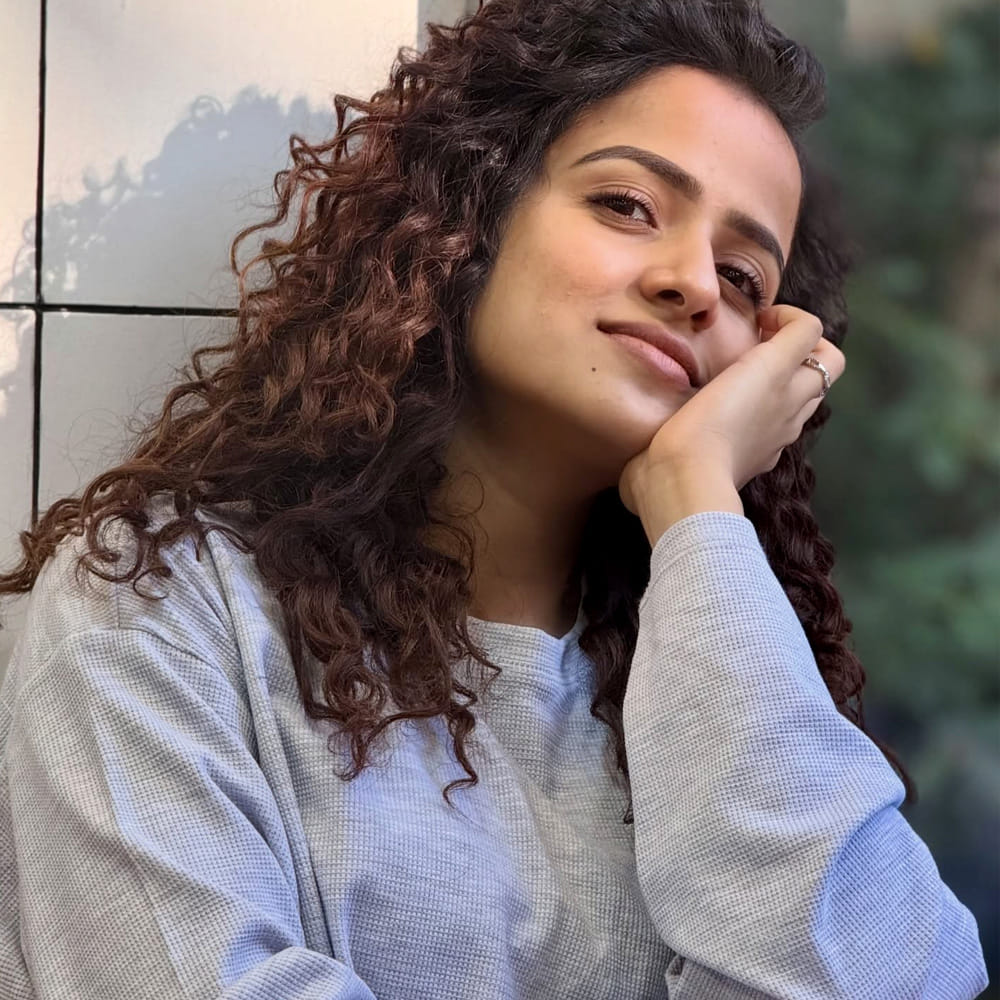 ఇక బేబీ సినిమాకు ముందు ఆమె రెండు సినిమాలకు అగ్రిమెంట్ చేసుకుందట. అందులో ఒకటి బలగం సినిమా. బేబీ సినిమా షూటింగ్ లో బిజీగా ఉండటంతో బలగం సినిమాను మిస్ చేసుకున్నా అని తెలిపింది వైష్ణవి చైతన్య.