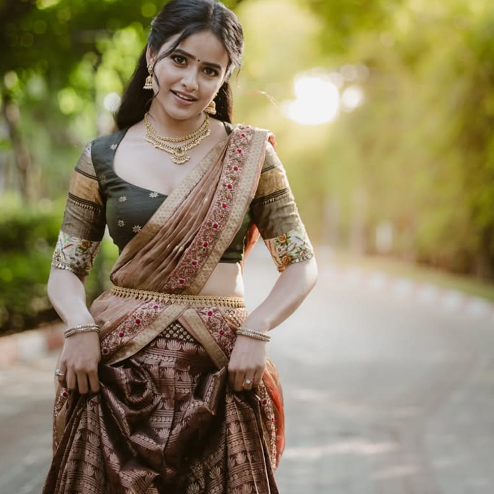 ఎపిక్ సినిమా హిట్ అయితే ఈ చిన్నదానికి అవకాశాలు క్యూ కడతాయి. సోషల్ మీడియాలో యాక్టివ్ గా ఉండే ఈ అమ్మడు. రెగ్యులర్ గా ఫోటోలు పంచుకుంటూ అభిమానులను ఆకట్టుకుంటుంది. గ్లామరస్ ఫొటోలతో పాటు ట్రెడిషనల్ ఫోటోలను కూడా పంచుకుంటుంది ఈ కుర్ర భామ.