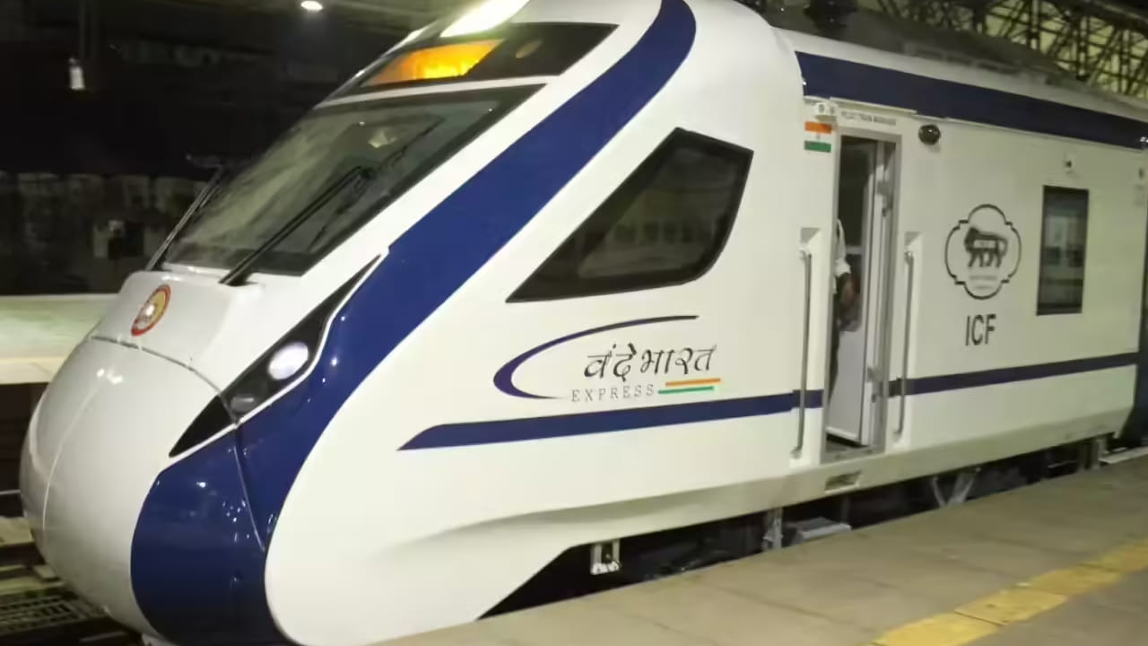 వందే భారత్ ప్రయాణికులకు రైల్వే శాఖ కీలక సూచన జారీ చేసింది. వందే భారత్ టైమింగ్స్లో కీలక మార్పులు చేసింది. మార్చి 15వ తేదీ నంచి కొత్త టైమింగ్స్ అమల్లోకి వచ్చాయి. తెలుగు రాష్ట్రాలతో పాటు కర్ణాటక మీదుగా నడిచే వందే భారత్ రైళ్ల టైమ్ షెడ్యూల్స్ను అధికారులు సవరించారు. ప్రయాణికుల రద్దీ కారణంగా మెరుగైన సేవలు అందించేందుకు షెడ్యూల్స్ను మార్చినట్లు రైల్వేశాఖ తన ప్రకటనలో తెలిపింది.