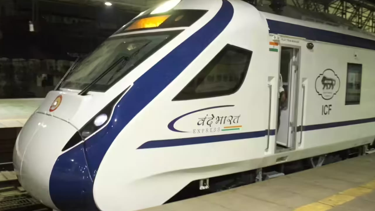 రెండు వందే భారత్ రైళ్ల సమయాలను దక్షిణ మధ్య రైల్వే మార్చింది. ప్రయాణాలను ప్లాన్ చేసుకునేముందు అప్డేట్ అయిన సమయాలను తనిఖీ చేయాలని రైల్వేశాఖ సూచించింది.  ప్రస్తుతం హైదరాబాద్, విశాఖపట్నం, తిరుపతి, విజయవాడ లాంటి ప్రధాన నగరాలను కలుపుతూ ఈ రైళ్లు నడుస్తున్నాయి. వీటి ద్వారా ప్రయాణికులు తక్కువ సమయంలో గమ్యస్థానానికి చేరుకుంటున్నారు.
