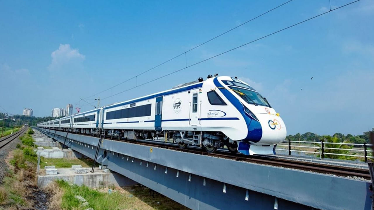 SMVT బెంగళూరు-కలబుర్గి ట్రైన్(22232) యలహంక స్టేషన్కు వచ్చే టైమ్లో మార్పులు జరిగాయి. గతంలో కంటే ఇది ఆలస్యంగా యలహంక స్టేషన్కు చేరుకుంటుంది. ప్రయాణికులు రైల్వేశాఖ వెబ్ సైట్స్, యాప్స్ ద్వారా సవరించిన సమయాలను చెక్ చేసుకోవాలి. ఇక ఈ ట్రైన్ గతంలో తరహాలోనే వారానికి ఆరు రోజులు సర్వీసులు అందిస్తోంది.