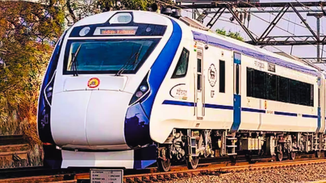 రైళ్ల రాకపోకలను సులభతరం చేయడంతో పాటు స్టేషన్లల్లో రద్దీని మేనేజ్ చేయడంలో భాగంగా రైల్వేశాఖ ఈ నిర్ణయం తీసుకుంది. ప్రస్తుతం దేశవ్యా్ప్తంగా 164 వందే భారత్ రైళ్లు పట్టాలపై పరుగులు తీస్తున్నాయి. ఇక త్వరలో వందే భారత్ స్లీపర్ రైళ్లు కూడా అందుబాటులోకి రానున్నాయి.