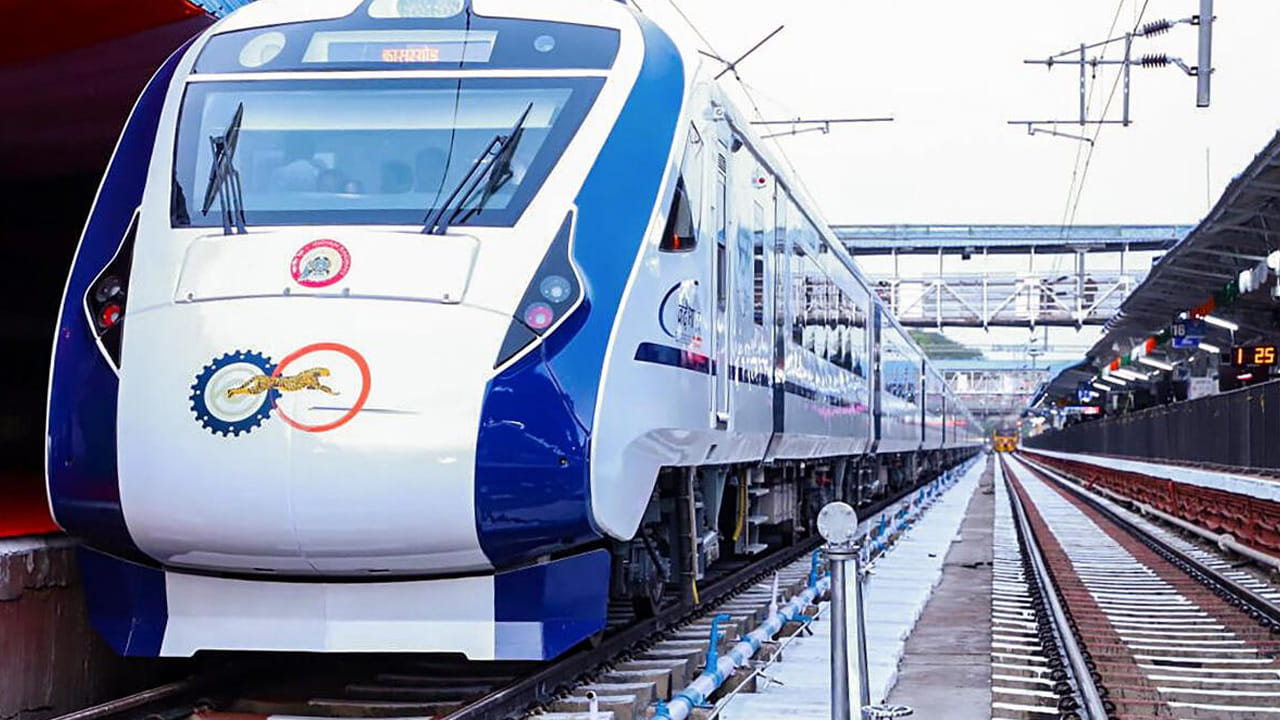 అయితే ఇప్పటినుంచి 3.09 గంటలకు యలహంక స్టేషన్‌కు చేరుకుంటుంది. ఇక ప్రశాంతి నిలయం స్టేషన్‌కు సాయంత్రం 4.23కి బదులు 4.45 గంటలకు చేరుకుంటుంది. ప్రయాణికులకు మారిన టైమ్ షెడ్యూల్స్‌ను గమనించి ప్లాన్ చేసుకోవాలని రైల్వేశాఖ తెలిపింది.