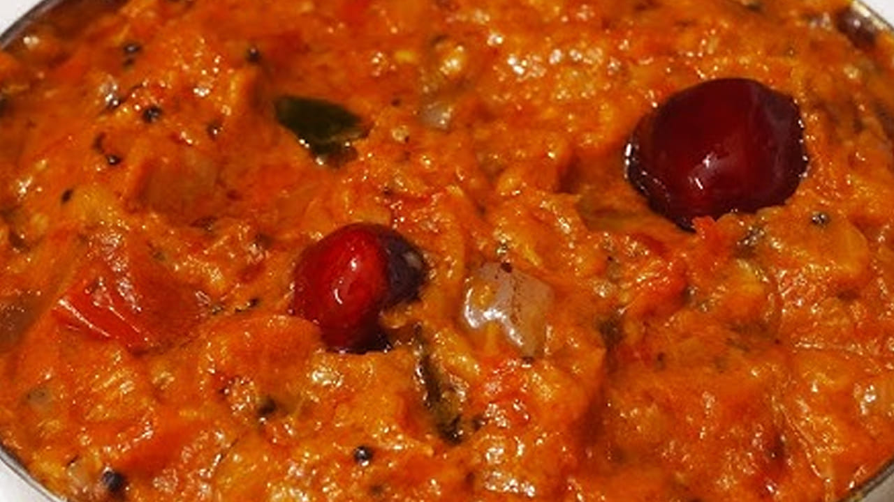 ముందుగా గ్యాస్  వెలిగించి పాన్ పెట్టి దానిలో కొద్దిగా నూనె  వేసి అది వేడయ్యాక కట్ చేసుకున్న  వంకాయ టమాటో ముక్కలు, కట్ పచ్చిమిర్చి ముక్కలు, నిమ్మకాయంత చింతపండును వేసి స్టవ్ మీదే ఉంచి మగ్గనివ్వాలి. 