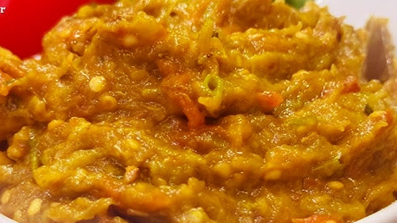 ముక్కలు మొత్తం మగ్గిన తర్వాత ఒక బౌల్ లోకి తీసుకుని రొటీలో వేసి నూరుకోవాలి. ఆ తర్వాత వెల్లుల్లి రెబ్బలు,  అర టీ స్పూన్ జీలకర్ర, రుచికి సరిపడా సాల్ట్ వేసి, వంకాయ టమాటో ముక్కలు వేసి మెత్తగా అయ్యే వరకు రుబ్బుకోవాలి