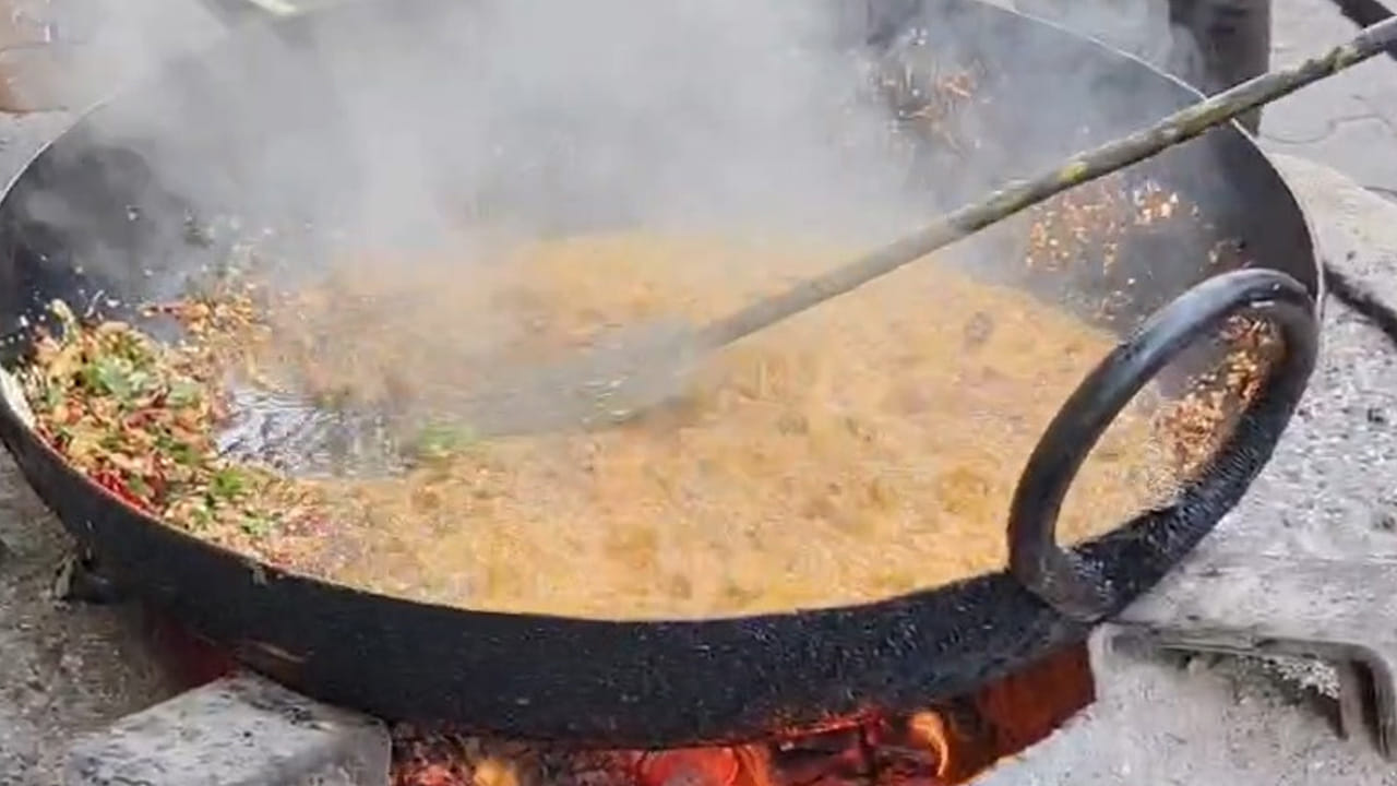 వారంలో రెండు రోజులు బుధవారం, ఆదివారం నాన్ వెజ్ కర్రీ లో క్యారేజీ లను పంపిస్తారు. అలానే ప్రతీ‌ సోమవారం జిల్లా కలెక్టర్ కార్యాలయంలో జరిగే ప్రజా ఫిర్యాదుల పరిష్కార వేదిక ( పీజీఆర్ యస్ ) కు వచ్చే ప్రజలకు ఉచితంగా భోజనం పంపిస్తారు. ఈ భోజనాలు అన్ని కట్టెల పొయ్యిలపై వండుతామని రాంబాబు అంటున్నారు. కట్టెల పొయ్యి పై వంటలు వండటం వల్ల చాలా రుచిగా, శుచిగా ఉంటాయని అంటున్నారు. 