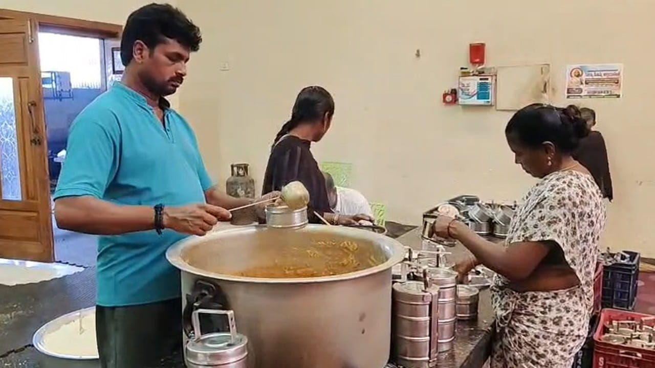 వీరవాసరం మండలంలో తులసీ రాంబాబు క్యారేజీల ద్వారా నిరుపేదలకు, వంట చేసుకోలేని వారికి, వికలాంగులకు భోజనాలు అందిస్తున్నారని, ఆయన కట్టెల పొయ్యిపై వండుతారని స్థానికుడు బోస్ అంటున్నారు. కట్టెల పొయ్యిపై వండిన వంటలు చాలా రుచికరంగా ఉంటున్నాయని అంటున్నారు. గ్యాస్ గురించి ఇబ్బందులు పడకుండా తులసీ రాంబాబును ఆదర్శంగా తీసుకుని కట్టేల పొయ్యిను ఉపయోగిస్తే ఆరోగ్యానికి మంచిదని అంటున్నారు. 