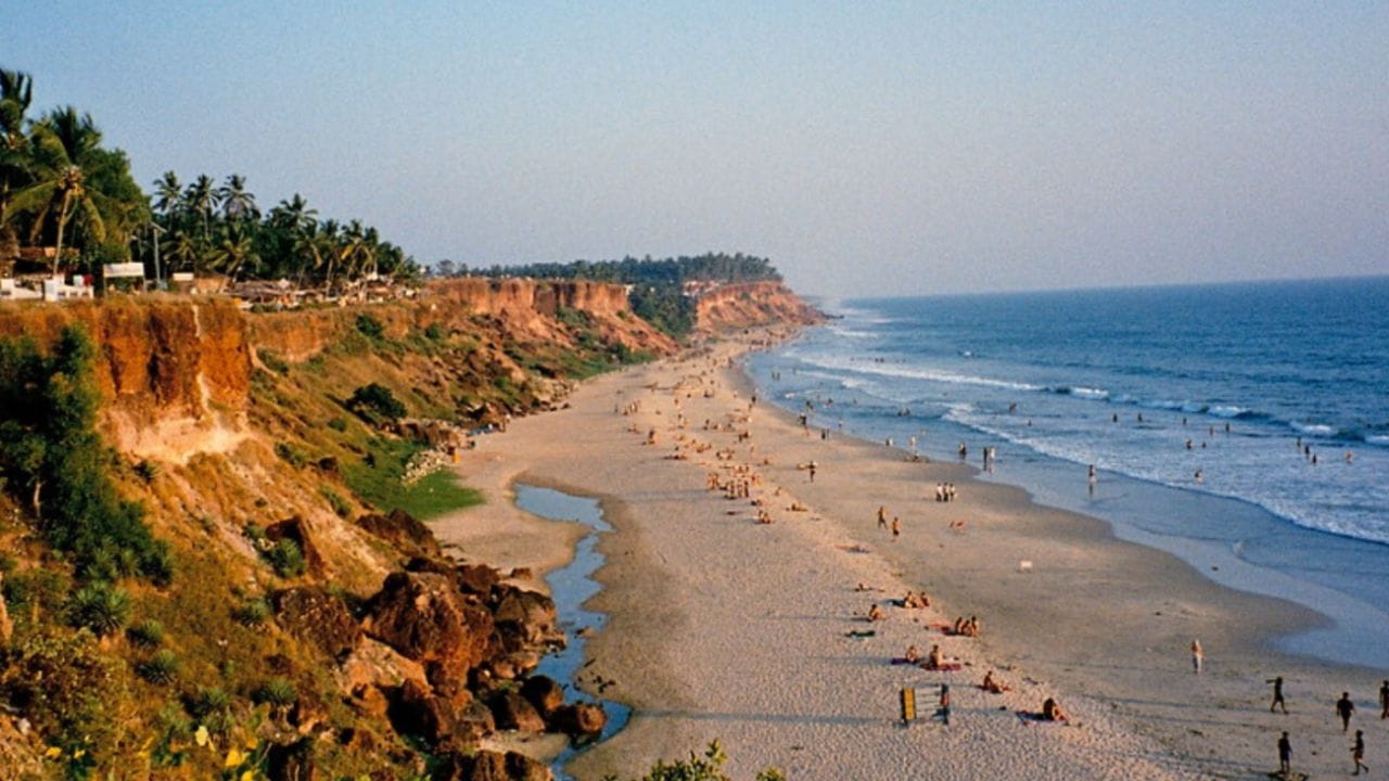 వర్కల,కుమరకోమ్: వర్కల్‌ బీచ్.. అరేబియా సముద్రం పక్కనే ఉన్న ఎత్తైన కొండలలే ఈ వర్కల బీచ్ ప్రత్యేకత. ఆధ్యాత్మికత, బీచ్ లైఫ్ కోరుకునే వారికి ఇది సరైన ప్లేస్ అనే చెప్పవచ్చు. అలాగే పక్షుల అంటే ఇష్టపడే వారికి కుమరకోమ్ మంచి అనుభాలను అందిస్తుంది. ఎందుకంటే ఇక్కడ పక్షుల సంరక్షణ కేంద్రం ఉంది. వెంబనాడ్ సరస్సు తీరాన ఉండే ఈ ప్రదేశం ఎంతో ప్రశాంతంగా ఉంటుంది. విలాసవంతమైన రిసార్టులలో ఉండాలనుకునే వారికి ఇది బెస్ట్ ఛాయిస్. కేరళ కేవలం ఒక రాష్ట్రం మాత్రమే కాదు, అదొక అనుభవం. సెప్టెంబర్ నుండి మార్చి వరకు ఈ ప్రాంతాన్ని సందర్శించడానికి ఉత్తమ సమయం