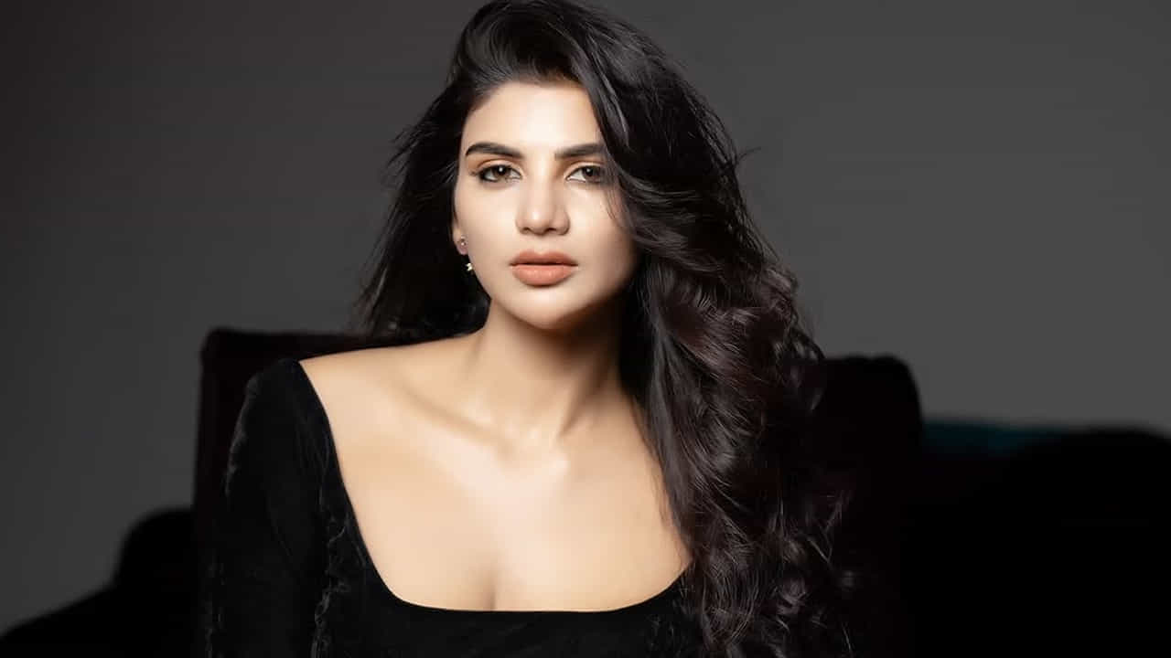 టీవీ సీరియల్స్ ద్వారా కెరీర్ ప్రారంభించిన ఈ బ్యూటీ, సీరియల్స్ ద్వారా అంతగా ఫేమ్ రాకపోవడంతో, జబర్దస్త్ లోకి అడుగు పెట్టింది. ఇమ్యూనుయేల్, సరసన లేడీ కమెడియన్గా చేసి తనకంటూ ఓ స్పెషల్ ఇమేజ్ క్రియేట్ చేసుకుంది.
