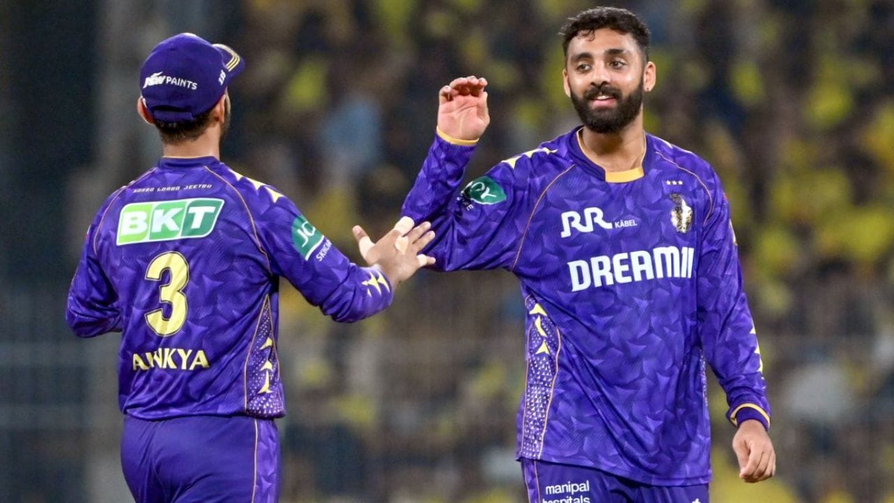 4. వరుణ్ చక్రవర్తి: టీ20 వరల్డ్ కప్ విజయంలో భాగస్వామి అయిన వరుణ్ చక్రవర్తి, ఐపీఎల్‌లో కేకేఆర్ ప్రధాన స్పిన్నర్. మిడిల్ ఓవర్లలో పరుగులు నియంత్రించడంతో పాటు, కీలక వికెట్లు తీయడంలో వరుణ్ ఎప్పుడూ ముందుంటాడు. ఇప్పటికే ఐపీఎల్‌లో 100 వికెట్ల మైలురాయిని చేరుకున్న ఇతను, ప్రత్యర్థి బ్యాటర్లకు సవాలుగా మారనున్నాడు.