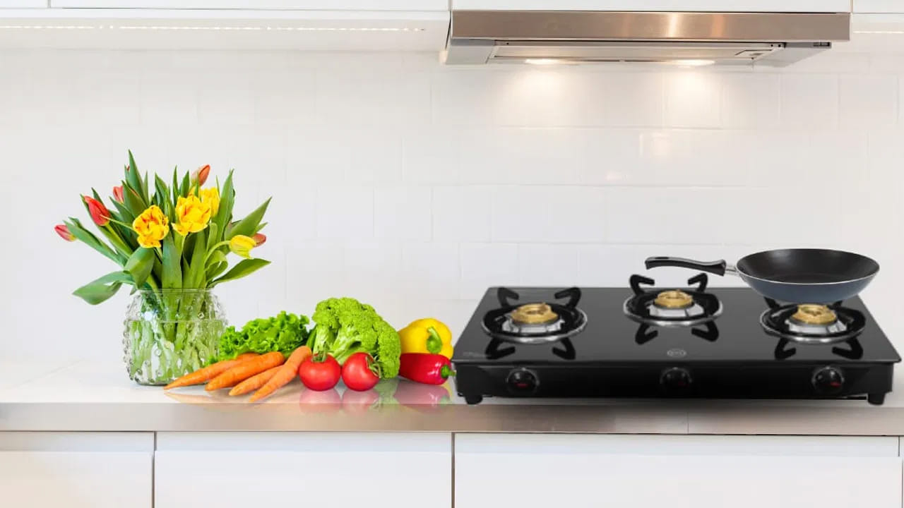 వంట గదిలో నీటిని నిల్వ ఉంచడం వలన అది అదృష్టాన్ని తీసుకొస్తుందంట. వంట గదిని శక్తి వనరుగా భావిస్తారు. అంతే కాకుండా ఇది వాస్తు పై ప్రభావం చూపుతుంది.  అందువలన ఎవరు అయితే ప్రతి రోజూ నీటిని వంటగదిలో సరైన ప్రదేశంలో నిలువ ఉంచుతారో వారి ఇంటిలోకి సానుకూల శక్తి ప్రవేశించి, ఆర్థికంగా, ఆరోగ్య పరంగా కలిసి వస్తుందంట.