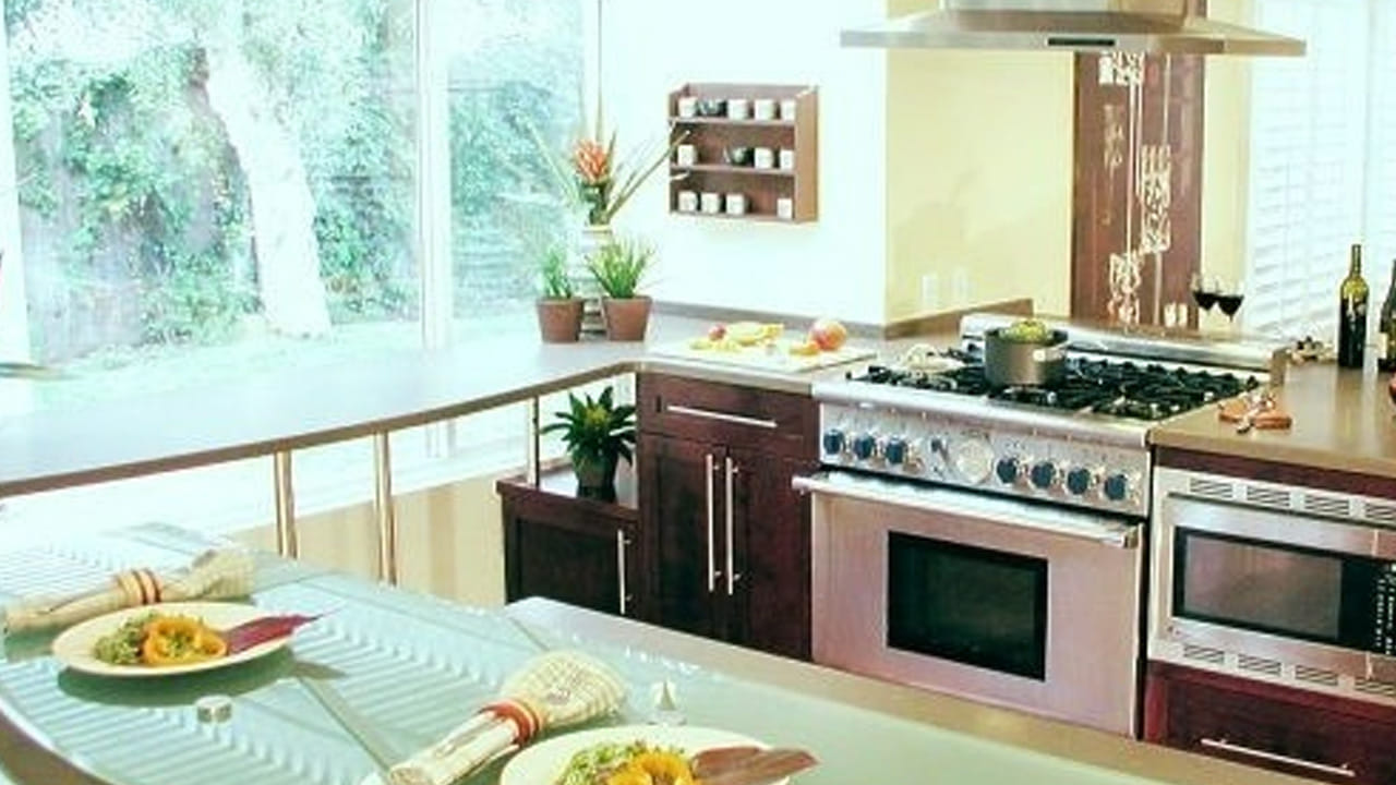 అయితే గ్యాస్ లేదా స్టవ్ వద్ద మాత్రం అస్సలే నీటిని నిలువ ఉంచకూడదంట. ఎందుకంటే? నీరు, అగ్ని కలయిక అసమతుల్యతను సృష్టిస్తుంది. దీని వలన ఇది ఒత్తిడిని పెంచడమే కాకుండా, అనేక అనారోగ్య సమస్యలకు కారణం అవుతుంది. అలాగే ఎప్పుడూ కూడా శుభ్రమైన పాత్రలో మాత్రమే స్వచ్ఛమైన నీటిని ఉంచాలి. అలాగే నీటి వద్ద చిన్న దీపం ఉంచితే, ఇది సానుకూల శక్తిని పెంచడమే కాకుండా, ఆనందకరమై వాతావరణాన్ని సృష్టిస్తుంది.