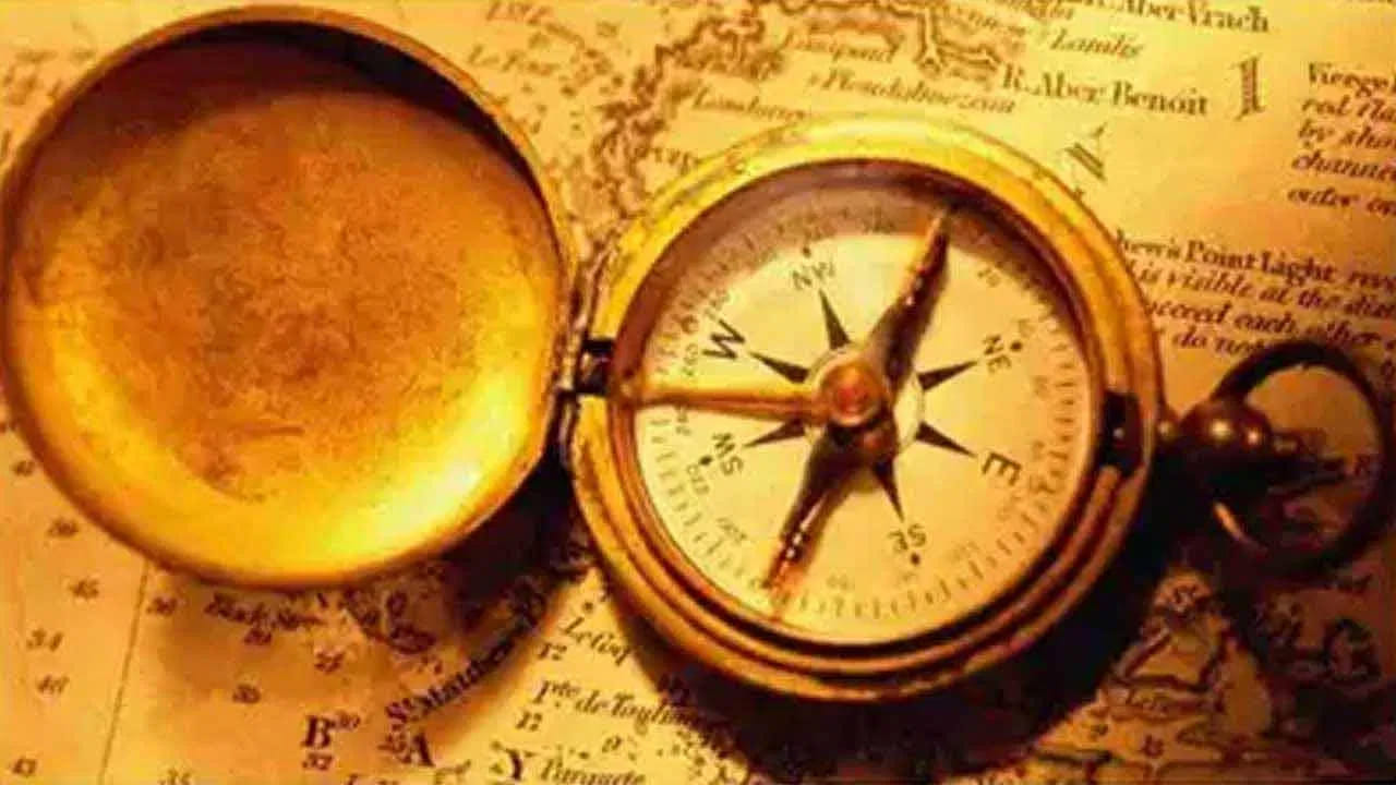 వాస్తు శాస్త్రం ప్రకారం, ఇంటిలో సానుకూలత పెరగాలన్నా, బంధాలు బాగుండాలి అన్న, ఆర్థికంగా , ఆరోగ్యపరంగా ఇలా అన్నివిధాల కలిసి రావాలి అంటే తప్పకుండా వాస్తు నియమాలు పాటించాలంట. ఇంటిలోని ప్రతి వస్తువు వాస్తు ను ప్రభావితం చేస్తుంది. ఇంటి అలంకరణ కోసం పెట్టే ఫొటో ఫ్రేమ్స్ కూడా సంబంధాలను, మీ  ఆర్థిక పరిస్థితిపై ప్రభావం చూపే ఛాన్స్ ఉన్నదంట. అందువలన వీటిని ఏ దిశలో పెట్టడం మంచిదంటే? 