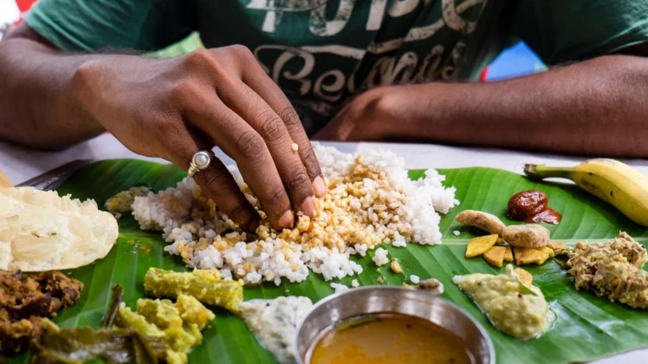 మన రోజువారీ జీవితంలో అత్యంత ముఖ్యమైన పని ఆహారం తీసుకోవడం. ఇది కేవలం శరీరాన్ని పోషించే ప్రక్రియ మాత్రమే కాదు, మన మనసు, ఆత్మపై కూడా ప్రభావం చూపుతుంది. అందుకే వాస్తు శాస్త్రం ప్రకారం భోజనం చేసేటప్పుడు వ్యక్తి కూర్చునే దిశ కూడా ముఖ్యమని నిపుణులు చెబుతున్నారు. సరైన దిశలో కూర్చుని భోజనం చేస్తే మానసిక ప్రశాంతత, ఆరోగ్యం మెరుగవుతాయని నమ్మకం ఉంది. అయితే కొన్ని దిశల్లో కూర్చుని భోజనం చేయడం మంచిది కాదని కూడా చెబుతారు.
