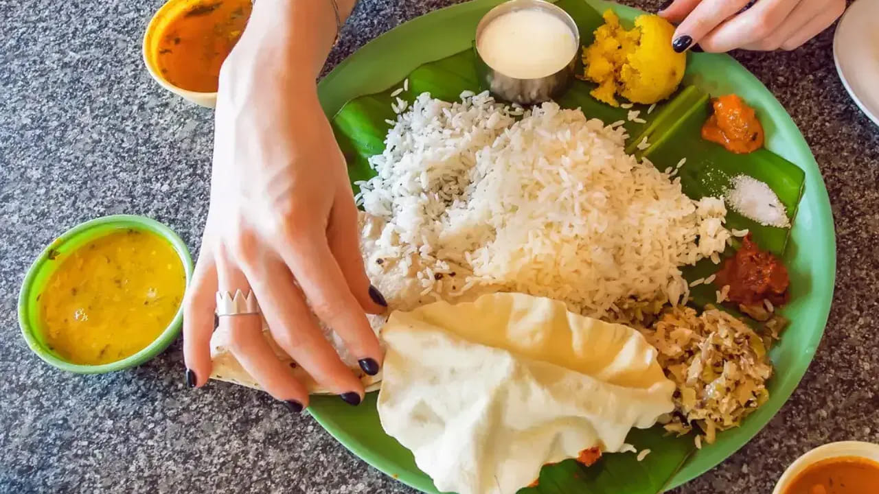 
తూర్పు దిశలో కూర్చుని భోజనం చేస్తే.. 

వాస్తు ప్రకారం తూర్పు దిశలో కూర్చుని భోజనం చేయడం ఉత్తమంగా భావిస్తారు. ఈ దిశ సూర్యుడి శక్తి, ఆరోగ్యం, సానుకూలతను సూచిస్తుంది. తూర్పు వైపు చూసి భోజనం చేయడం వల్ల జీర్ణక్రియ మెరుగుపడుతుంది, మనసుకు ప్రశాంతత కలుగుతుంది. ముఖ్యంగా విద్యార్థులు, ఉద్యోగులకు ఇది చాలా అనుకూలంగా ఉంటుందని చెబుతారు.
