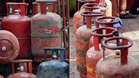 ఇంట్లో గ్యాస్ సిలిండర్ ఈ దిశలో పెట్టితే డబ్బుల వర్షం