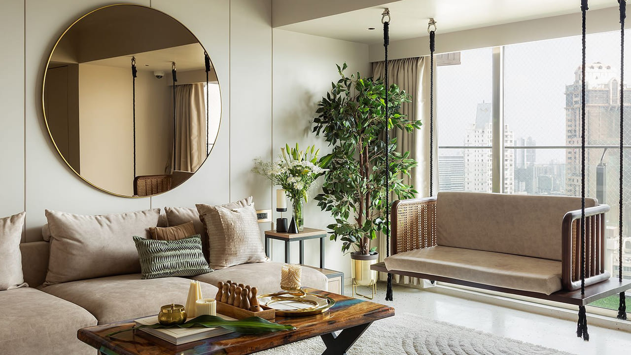 ఏ ఇంటికైనా గాలి, వెలుతురు అనేవి చాలా ముఖ్యం. కొత్త  ఇంటిని చూసినప్పుడు మనకు ముందుగా గుర్తుకు వచ్చే విషయం.. ఆ ఇంటిలోకి గాలితోపాటు సరైన సూర్యకాంతి వస్తుందా లేదా అనేది. అది ఇల్లు అయినా, ఆఫీస్ అయినా, వ్యాపార స్థలం అయినా లేదా దేవాలయం అయినా సరే, సూర్యకాంతి ప్రవేశం చాలా ముఖ్యంగా భావించబడుతుంది. అందుకే చాలా ఇళ్లలో ప్రార్థనా గది, ప్రధాన ద్వారం లేదా ప్రధాన హాల్లోకి సూర్యకిరణాలు చేరేలా నిర్మాణం చేస్తారు. వాస్తు శాస్త్రం ప్రకారం ఇంటిలోకి వచ్చే సూర్యకాంతి దిశను బట్టి వివిధ ఫలితాలు కలుగుతాయి. ఈ విషయంపై ప్రఖ్యాత జ్యోతిష్కుడు డాక్టర్ బసవరాజ్ గురూజీ వివరించారు. 
