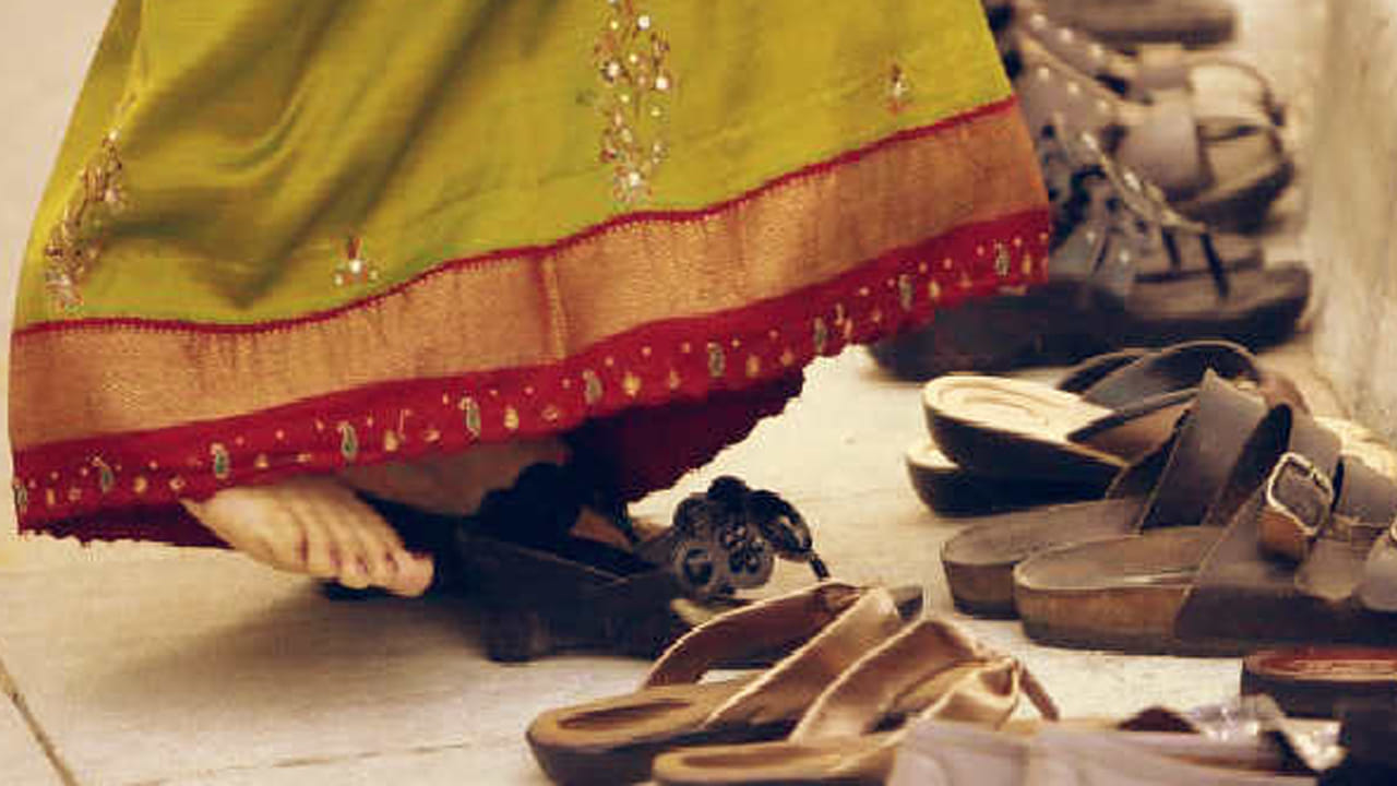 Vastu Secrets: మీరు దరిద్రంలో ఉన్నారా..? అయితే మీ చెప్పులను అక్కడ వదిలిస్తే డబ్బే డబ్బు..