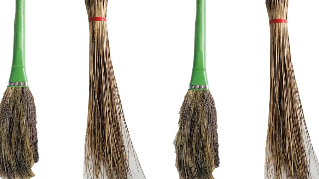 
చాలా మందికి చీపురు, చెత్త బుట్ట ఎటు వైపు పెట్టాలో తెలియక ఇంట్లో ఇబ్బందులు పెడతారు. అయితే, ఇంట్లో చీపురు కట్ట స్థానం చాలా ముఖ్యమని వాస్తు నిపుణులు చెప్తున్నారు.  అలాగే, చెత్త బుట్ట కూడా సరైన దిశలో ఉండాలని అంటున్నారు. మరి, ఏ దిశలో పెడితే అదృష్టం కలిసి వస్తుందో ఇక్కడ చూద్దాం.. 