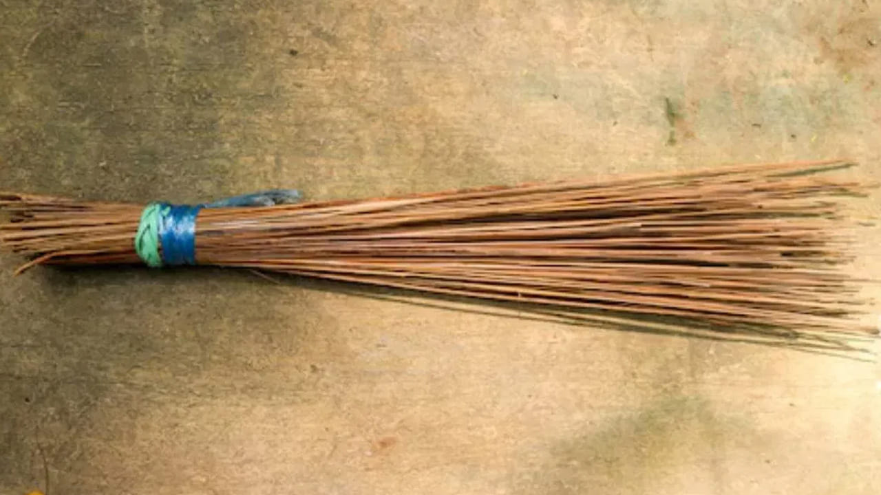 చీపురు కట్ట: ఇంట్లో దక్షిణ, తూర్పుదిశలో ఉంచాలి. ఇది అగ్ని మూలమని చెబుతారు. చీపురు కట్టను పెట్టడానికి ఇదే సరైన దిశ. 
ఇలా పెడితే లక్ష్మి దేవి  అనుగ్రహం కూడా కలుగుతుంది. దక్షిణ దిశ కూడా చాలా అనుకూలంగా ఉంటుంది. నెగటివ్ ఎనర్జీ పోతోంది. 
ఉత్తర దిశలో అస్సలు పెట్టకండి. 