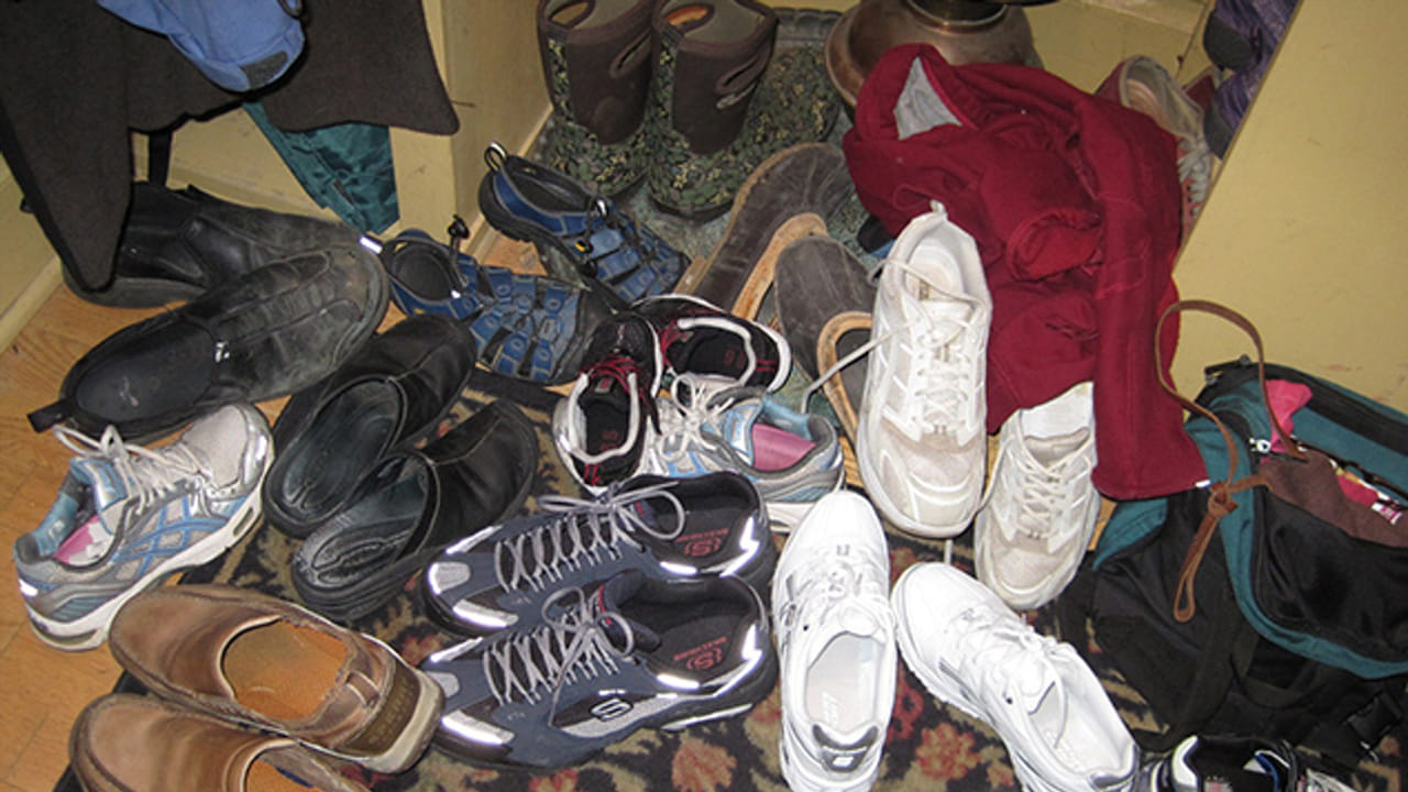 ఈ సూచనలు కేవలం మూఢనమ్మకాలు కావని, ప్రతికూల శక్తుల నుంచి మనల్ని మనం రక్షించుకోవడానికి ఒక సులభమైన మార్గమని ఆయన తెలిపారు. జీవితంలో అనవసరమైన ఆటంకాలు, తెలియని అసౌకర్యం, మానసిక క్షోభ వంటివి ఎదురైనప్పుడు, ఈ చిన్న వాస్తు చిట్కాను పాటించడం ద్వారా చెప్పులను వదిలి కొత్తవి ధరించడం వల్ల సానుకూల మార్పులను స్పష్టంగా గమనించవచ్చని ఆయన భరోసా ఇచ్చారు.